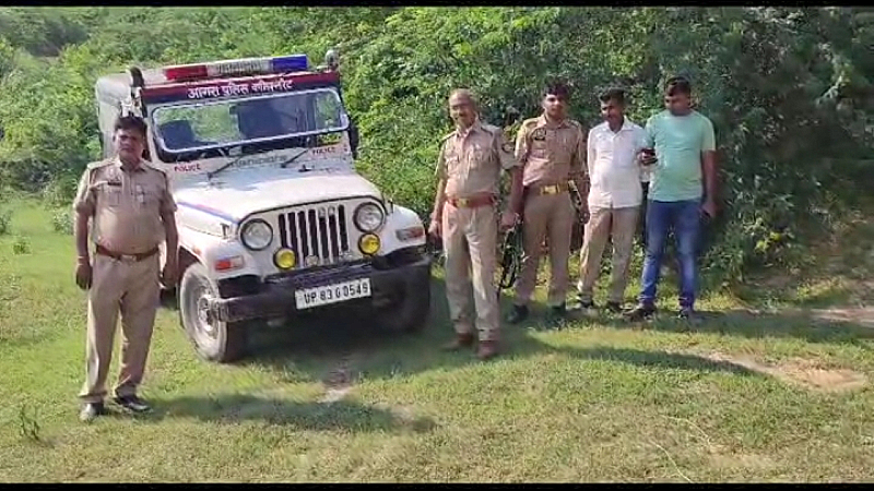 Agra News: बदमाशों को रोकने के लिए पुलिस ने अपनाया अजब-गजब तरीका, तीन रास्तों पर खुदवाये बड़े गड्ढे