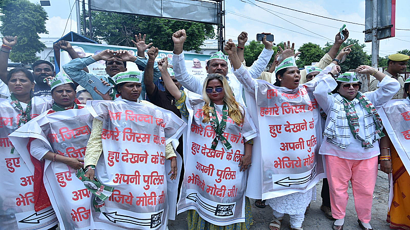 Manipur Violence Protest: जनता दल यूनाइटेड की महिला समर्थकों ने मणिपुर घटना के विरोध में किया धरना प्रदर्शन