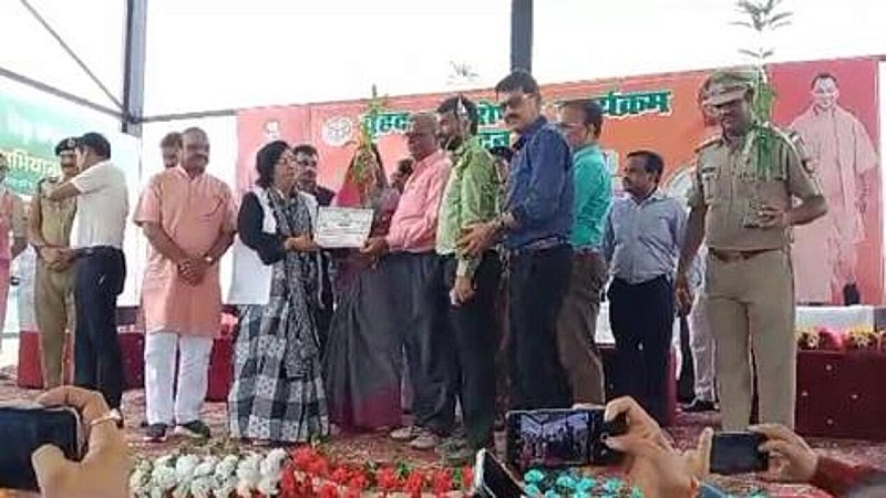Hardoi News: राज्यमंत्री ने पोधारोपण कर प्रदेश को हरा-भरा बनाने की अपील की, बोली 15 अगस्त को लगेंगे 15 करोड़ पौधे