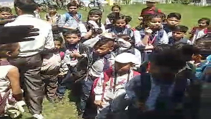 Jalaun News: बीएसए ने स्कूल में बच्चों को धूप में खड़ा कर लगाई फटकार, बिगड़ी बच्चों की तबीयत, मचा हड़कंप