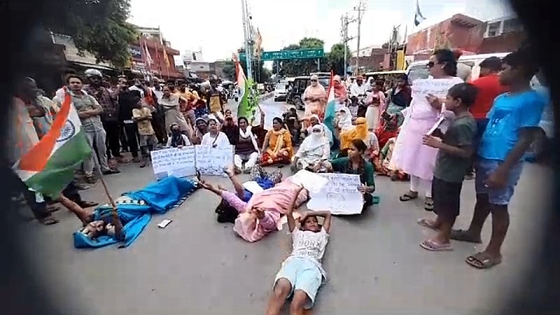 Agra News :मणिपुर हिंसा के विरोध में महिलाओं का प्रदर्शन, सड़क पर लगाया जाम, जमकर की नारेबाजी