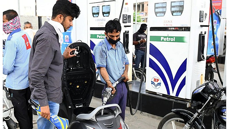 Lucknow Petrol Diesel Rate Today: लखनऊ सहित कई जिलों पेट्रोल डीजल के भाव में आया उतार चढ़ाव, फटाफट जानें अपने शहर के दाम