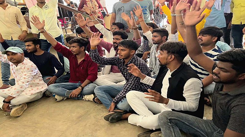 Sonbhadra News: स्कॉलरशिप सहित अन्य मसलों पर उदासीनता से भड़के छात्र, दिया धरना, नोंकझोंक के बीच की जमकर नारेबाजी