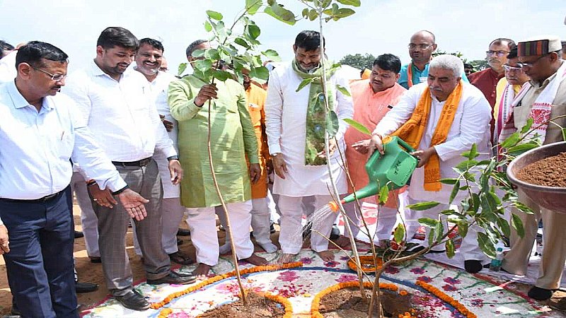 Chitrakoot News: पौधरोपण महाभियान का शुरूआत, सैम बच्चों को सहजन और ग्रामीणों को मंत्री ने बांटे फलदार पौधे