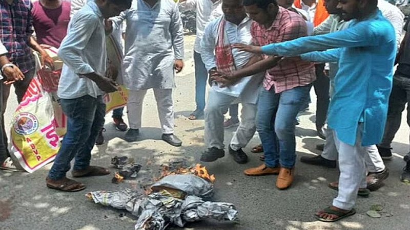 Azamgarh News: एबीवीपी ने फूंका कुल सचिव का पुतला, छात्रों पर हुए लाठीचार्ज के खिलाफ डीएम को सौंपा ज्ञापन