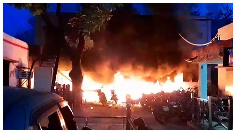Meerut News: सरधना थाने में लगी भीषण आग, दो पुलिसकर्मी घायल,दर्जनों वाहन और दस्तावेज जलकर जलकर हुए राख