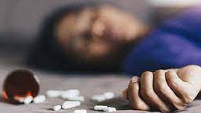 Jhansi News: शिकायत लेकर जिलाधिकारी कार्यालय पहुंची महिला ने खाया विषाक्त, पुलिस ने अस्पताल में कराया भर्ती
