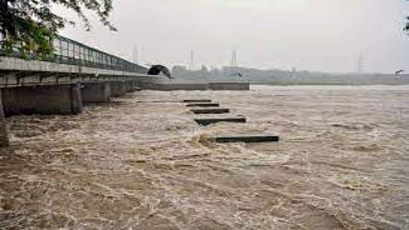 Delhi Flood Alert: फिर खतरे में दिल्ली, क्या आने वाली है भयानक तबाही, लगातार बढ़ रहा यमुना का जलस्तर