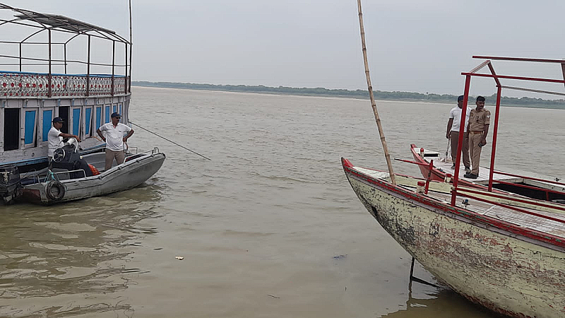Varanasi News: काशी में गंगा के बढ़ते जलस्तर के चलते नौका विहार पर रोक, प्रशासन ने जारी किया फरमान
