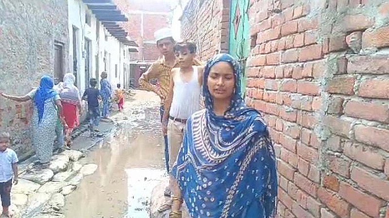 Aligarh News: स्मार्ट सिटी में नर्क जैसे हालात! जलभराव और गंदगी से लोगों का रहना दुश्वार
