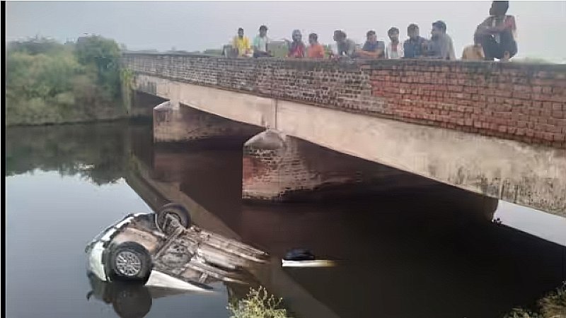 Accident in Etah: एटा में बड़ा सड़क हादसा, नहर में जा गिरी कार, 5 लोगों की मौत