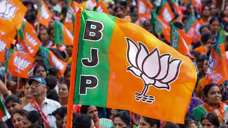 UP BJP: यूपी में आज बीजेपी विपक्षी दलों में लगी बड़ी सेंध, SP और RLD के दिग्गज चेहरे भगवा खेमे मे हुए शामिल