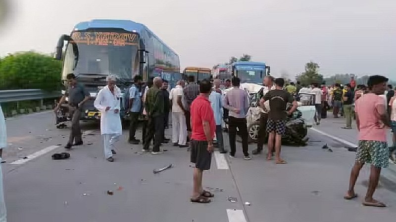 Yamuna Expressway Accident: यमुना एक्सप्रेसवे पर भीषण सड़क हादसा, तेज रफ्तार बस ने कार सवारों को रौंदा, पांच की मौत