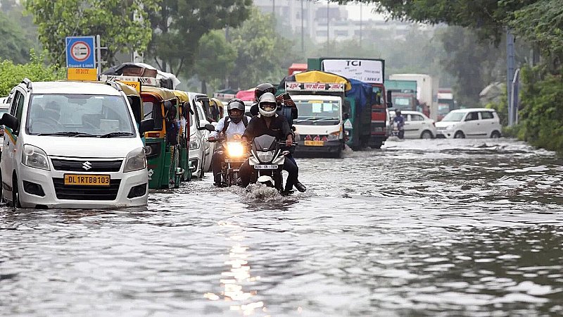 Flood And Rainfall: दिल्ली में फिर मंडराने लगा बाढ़ का खतरा, इन राज्यों में तेज बारिश का अलर्ट