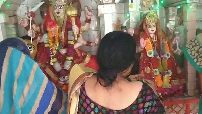 Balrampur News: ‘छोटी काशी’ कहे जाने वाले इस मंदिर में सावन सोमवार पर उमड़ी भीड़, भोलेनाथ के जलाभिषेक कर हुई प्रार्थना