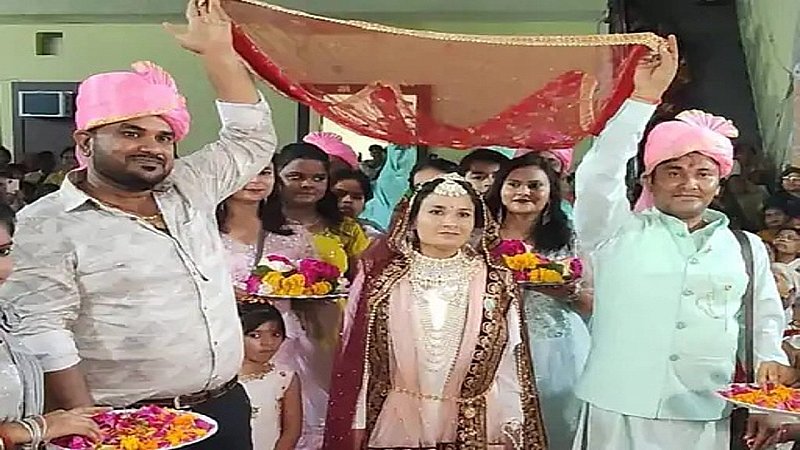 Jhansi News: युवती ने भगवान शिव से रचाई शादी, शिवलिंग को रथ पर सवार कर निकाली गई बारात