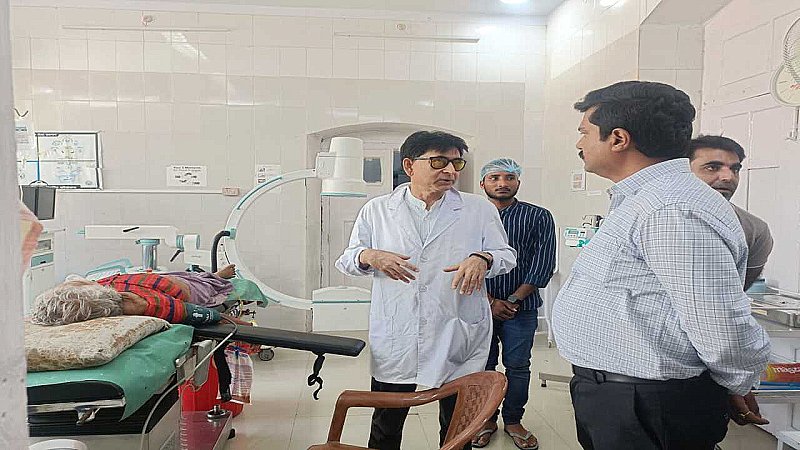 Balrampur news: डीएम ने किया अस्पताल का किया औचक निरीक्षण, हालत देख हुए हैरान