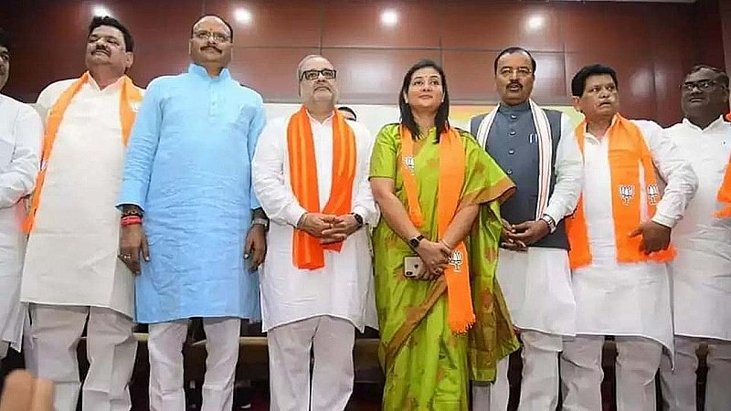 Varanasi News: पूर्वांचल में सपा को करारा झटका, पूर्व मंत्री, विधायक व विधायक प्रत्याशी ने छोड़ा अखिलेश का साथ