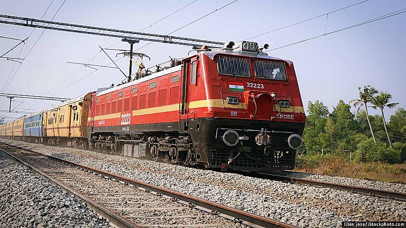 Indian Railway Rules: ट्रेन में सफर करने वालों के लिए जरूरी खबर, रेलवे के इस नियम को जान लें, वरना गंवानी पड़ सकती है सीट
