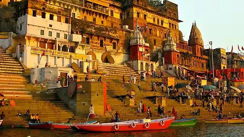 Varanasi Famous Places: काशी विश्वनाथ, गंगा घाट, लजीज व्यंजन और बनारसी ठसक के लिए दुनिया में मशहूर है काशी