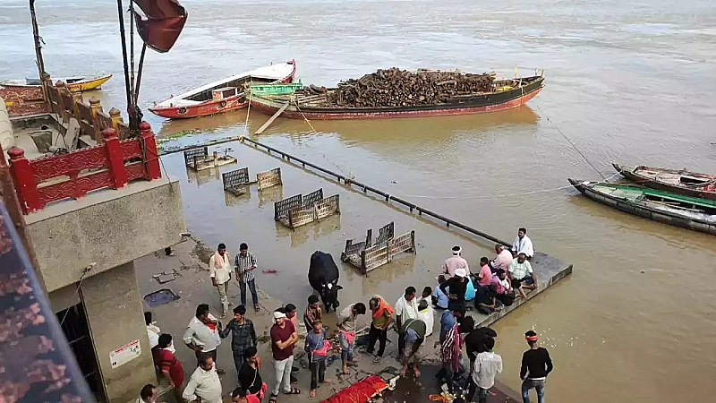 Varanasi News:नरौरा से छोड़ा गया एक लाख क्यूसेक पानी वाराणसी में बढ़ेगा गंगा का जलस्तर, मणिकर्णिका घाट पर बढ़ी दुश्वारियां