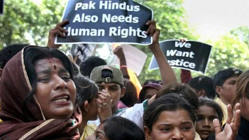 Hindus in Pakistan: पाकिस्तान में नहीं थम रहा हिंदुओं पर अत्याचार, लड़कियां बन रहीं निशाना, मंदिर में मिली बच्ची की लाश