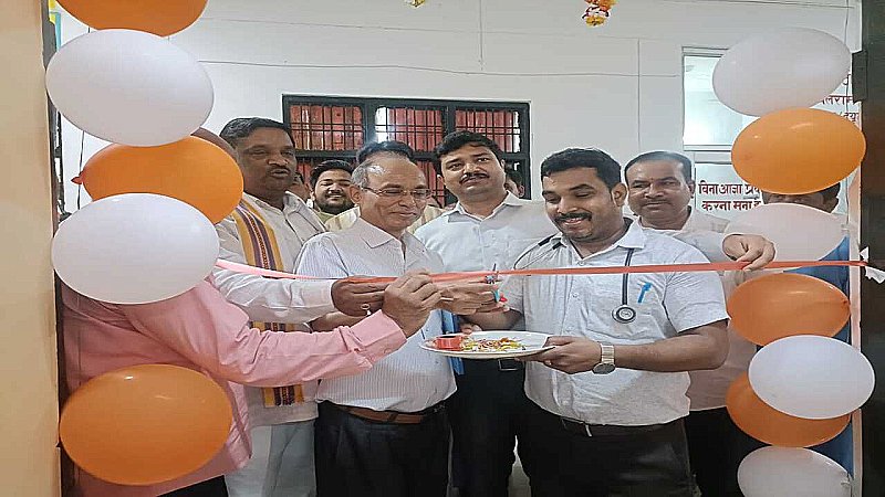 Balrampur News: डीएम और सदर विधायक ने आयुष्मान भारत हेल्थ डेस्क का किया शुभारंभ, जिला चिकित्सालय का किया निरीक्षण