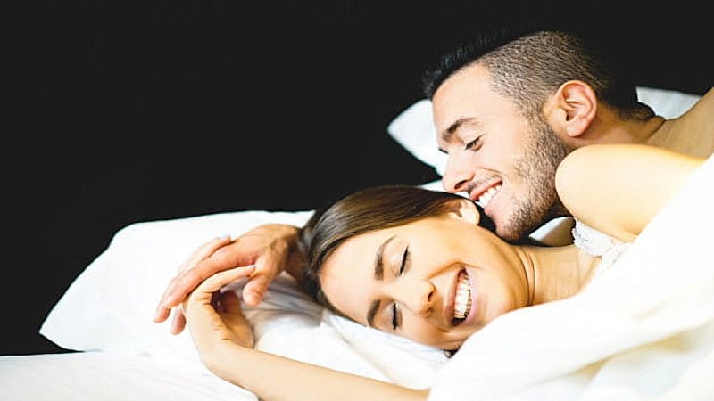 Best Sleeping Position: जानिए किस स्लीपिंग पोजीशन में सोने से बढ़ता है प्यार, आज ही आजमायें ये तरीका