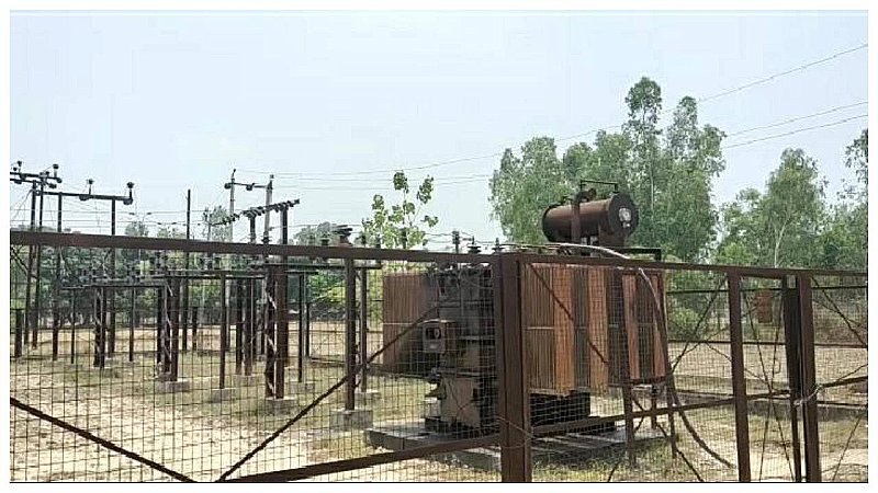 Hardoi News: अघोषित विद्युत कटौती से नाराज़ किसानों ने दो लाइन मैनो को बनाया बंधक, एसडीओ के समझाने के बाद माने ग्रामीण