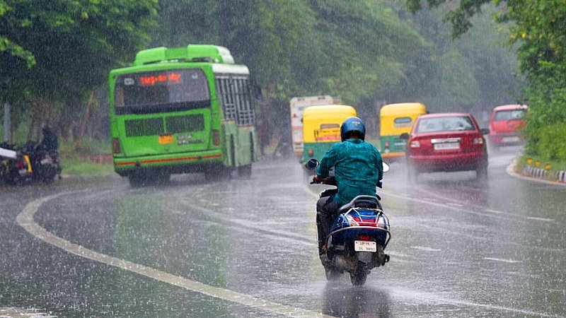 Heavy Rain in Delhi: सुबह-सुबह दिल्ली में झमाझम बारिश, उमस भरी गर्मी से मिली राहत, मौसम हुआ सुहाना