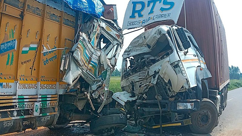 Hardoi News: आमने-सामने हुई ट्रक व कंटेनर में जोरदार भिड़ंत, दो की मौत, एक घायल