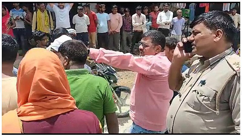 Sonbhadra News: सड़क पर लटकता हाइटेंशन तार बना काल, साइकल सवार ने तड़पकर तोड़ा दम