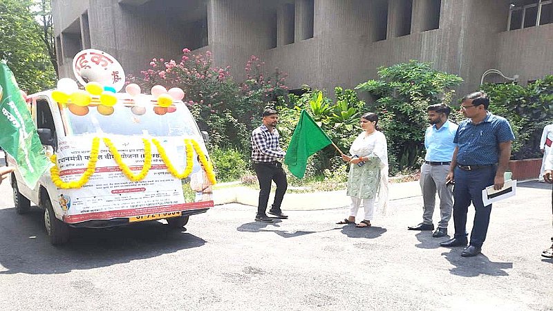 Pratapgarh News: CDO ने प्रधानमंत्री फसल बीमा योजना के प्रचार प्रसार वाहन को हरी झण्डी दिखाकर किया रवाना