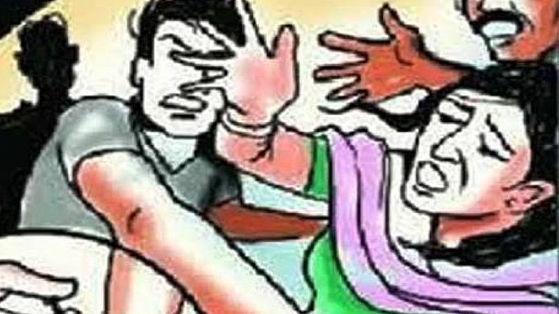 Sonbhadra News: एनडीपीएस एक्ट में गिरफ्तार महिला के साथ मारपीट, मेडिकल रिपोर्ट में डॉक्टर ने चोट कर दी गायब, वाद दर्ज