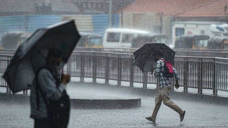 Weather Today: महाराष्ट्र में भारी बारिश का रेड अलर्ट, मुंबई में स्कूल-कॉलेज बंद, दिल्ली-यूपी में भी जमकर होगी बरसात