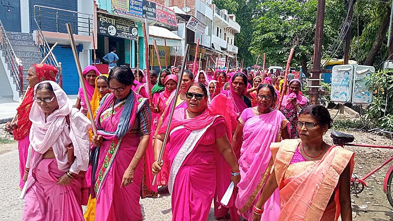 Fatehpur News: डंडा लेकर सड़क पर उतरा ‘गुलाबी गैंग’, जानिए क्या थी वजह