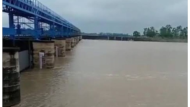 Balrampur News: नदी का विकराल रूप देखकर ग्रामीणों में दहशत, प्रशासन से राहत की दरकार