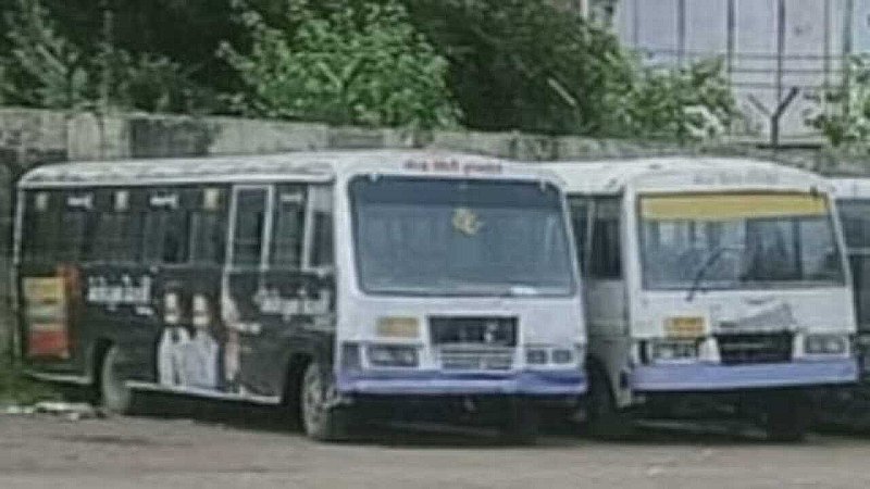 Meerut News: बस परिचालकों की हड़ताल से थमे शहर की लाइफ लाइन सिटी बस के पहिए, यात्री परेशान