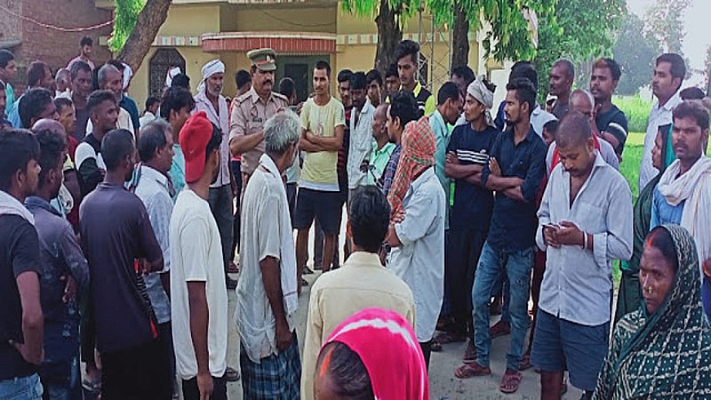 Azamgarh News: मारपीट में घायल की मौत के बाद परिजनों का हंगामा, सड़क पर उतरकर सख्त कार्रवाई की मांग