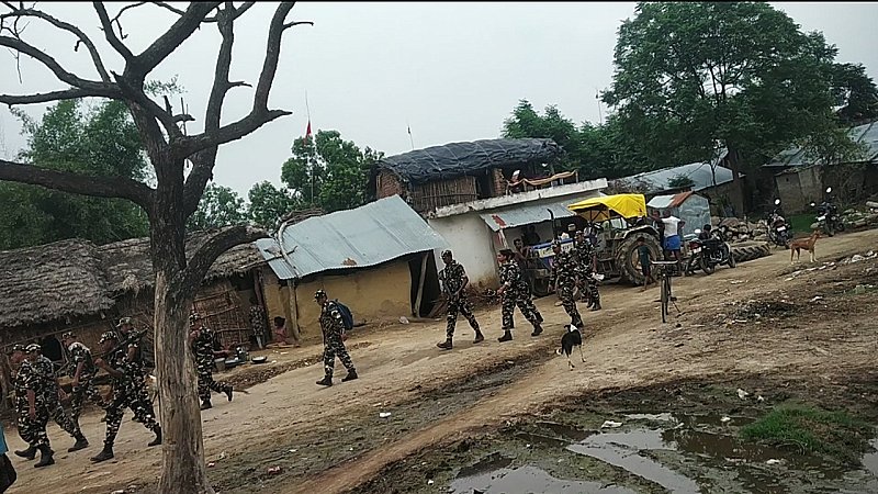 Balrampur News: इंडो-नेपाल सीमा पर कड़ी चौकसी, 42 गांवों में चलाया गया कवच अभियान, घुसपैठियों पर रखी जाएगी नजर