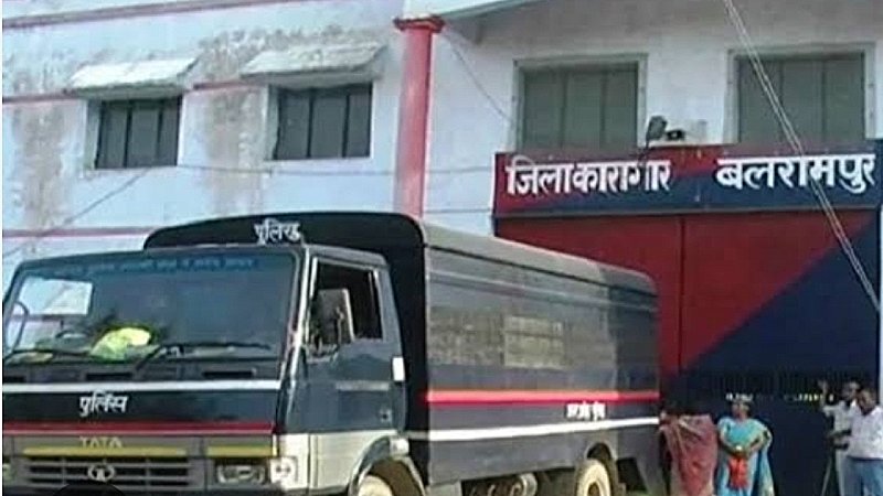 Balrampur News: डीएम और एसपी अचानक पहुंच गए जेल, नजारा देख रह गए दंग