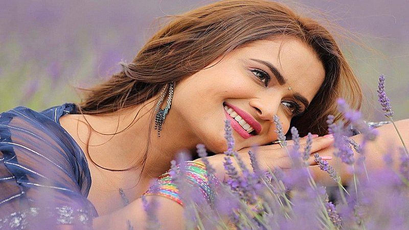 Bhojpuri Actress: भोजपुरी की धक-धक गर्ल कहलाती हैं ये हसीना, सिर्फ एक्टिंग नहीं, पढ़ाई में भी सबसे आगे
