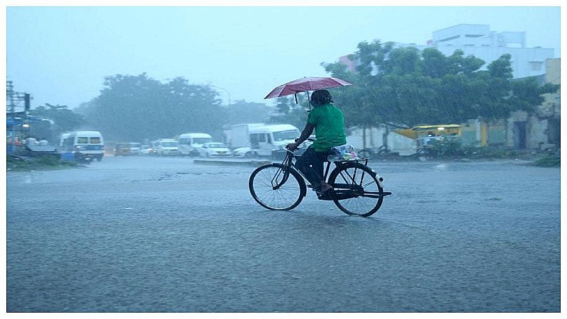 Lucknow Ka Mausam 30 July 2023: लखनऊ में बारिश की बूंदों ने उम्मीदें को सींचा, फिर घिर आए काले बदरा