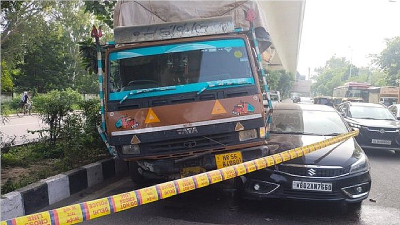 Delhi News: कार के बाहर खड़े थे दिल्ली पुलिस के इंस्पेक्टर, तेज रफ्तार ट्रक ने कुचला, मौके पर मौत