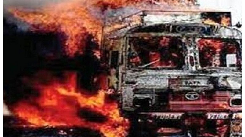 Ayodhya News: अयोध्या में भीषण धमाके के बाद टैंकर में लगी आग, ड्राइवर व क्लीनर लापता