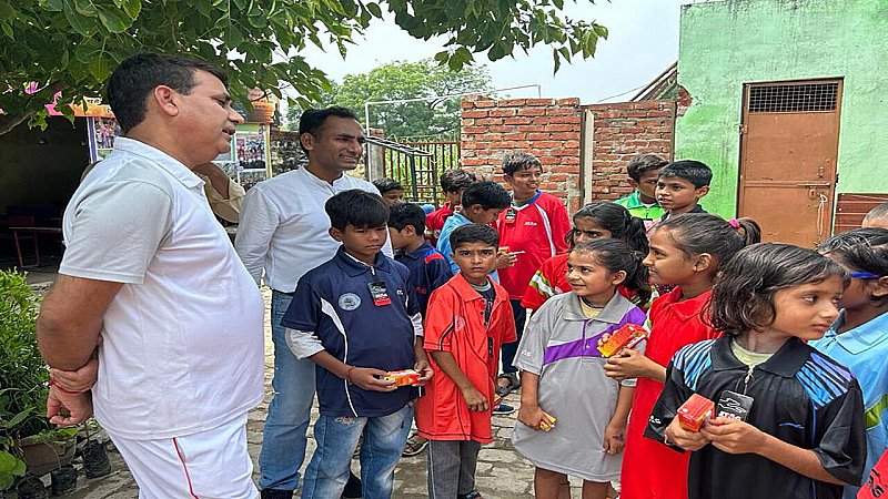 Meerut News: नींव व सीसीएसयू के बीच साइन हुआ एमओयू, बच्चों को बांटें गए कपड़े