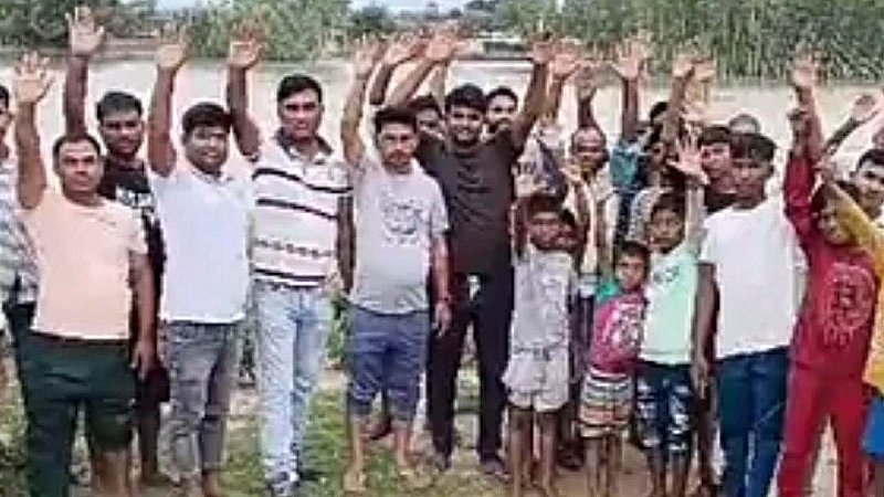 Balrampur News: नाले में समां जा रहे मकान, कटान प्रभावित ग्रामीणों ने किया प्रदर्शन