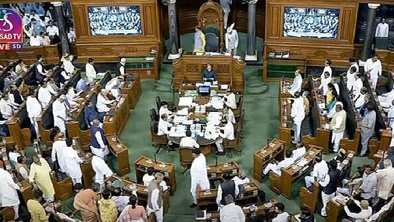Parliament Monsoon Session : लोकसभा में फिर जोरदार हंगामा, नहीं पेश हो सका दिल्ली सेवा विधेयक, अब कल बिल लाने की तैयारी