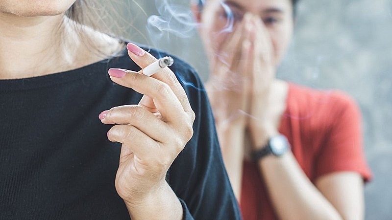 Passive Smoking: क्या सिगरेट पीने वालों के साथ रहने से भी हो जाता है कैंसर? जरूर जानिए