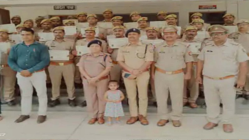 Balrampur News: उत्कृष्ट कार्य करने वाले पुलिसकर्मियों का हुआ सम्मान, फ्रेशर प्रशिक्षण में दिया गया प्रशस्ति पत्र